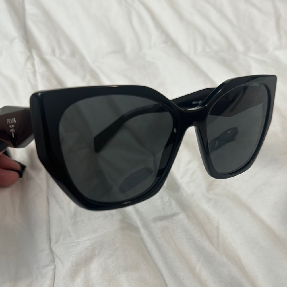 Prada sunglasses spr19z